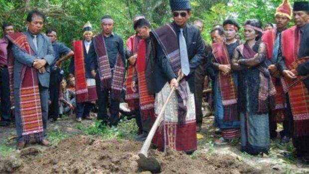 Proses pembongkatan makam untuk melaksanakan tradisi mangongkal holi. (Dok. Taman Budaya Sumut)