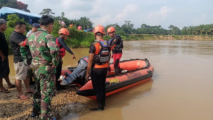 Proses pencarian bocah perempuan yang tenggelam di Sungai Tembesi, Jamb