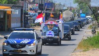 Iring-iringan mobil membawa Api Dharma Waisak dari sumber Api Abadi Mrapen, Desa Manggarmas, Godong, Grobogan, Jawa Tengah, Jumat (2/6/2023). 