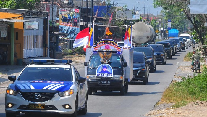 Prosesi pengambilan Api Dharma Waisak Iring-iringan mobil membawa Api Dharma Waisak dari sumber Api Abadi Mrapen, Desa Manggarmas, Godong, Grobogan, Jawa Tengah, Jumat (2/6/2023). Prosesi pengambilan api bagian dari rangkaian ritual jelang hari raya waisak itu diikuti para Bikkhu dan perwakilan majelis umat Buddha, kemudian api disemayamkan di Candi Mendut dan dibawa bersama air dari Umbul Jumprit menuju altar utama di Candi Borobudur pada puncak prosesi Hari Raya Waisak 2567 BE/2023. ANTARA FOTO/Yusuf Nugroho/hp.