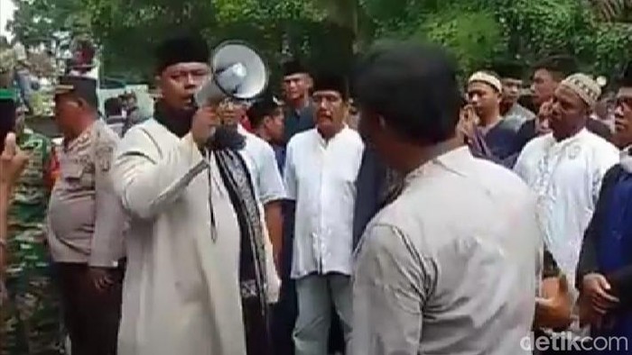 Puluhan warga berunjuk rasa lalu membubarkan paska jemaat gereja yang sedang beribadah di Binjai, Sumut.