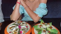Tahun lalu, dancer Bandung ini sempat pergi ke restoran ShiShi Bali dan memesan menu makanan yang terlihat menyegarkan. Foto: Instagram @reginaaphx