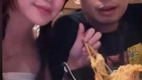 Regina Phoenix menjadi sorotan usai videonya tersebar belum lama ini. Regina tampak menikmati semangkuk mie bersama Okin, mantan suami Rachel Vennya. Foto: Instagram @reginaaphx