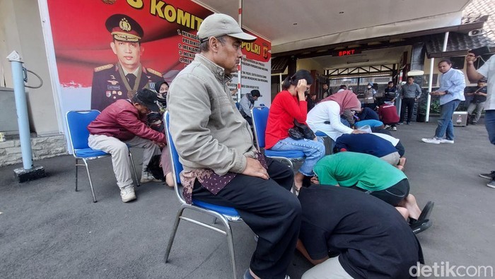 Remaja yang Ugal-ugalan dan Acungkan Senjata di Cimahi Bersujud di Kaki Orangtuanya