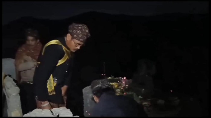 Ritual penggantian patung Ganesha di kawah Gunung Bromo.