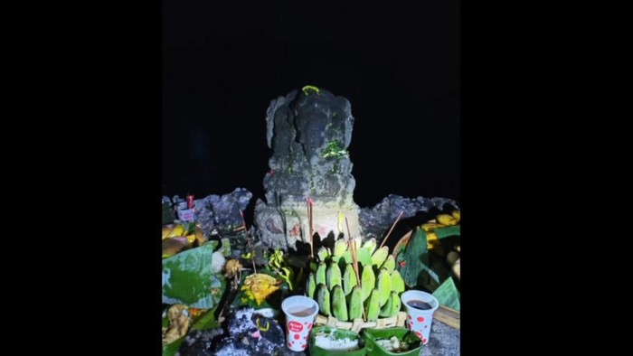 Ritual penggantian patung Ganesha di kawah Gunung Bromo.