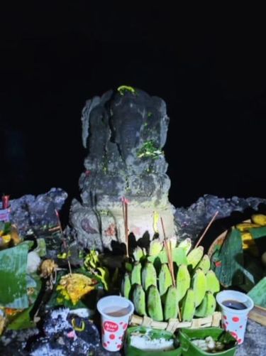 Ritual penggantian patung Ganesha di kawah Gunung Bromo.