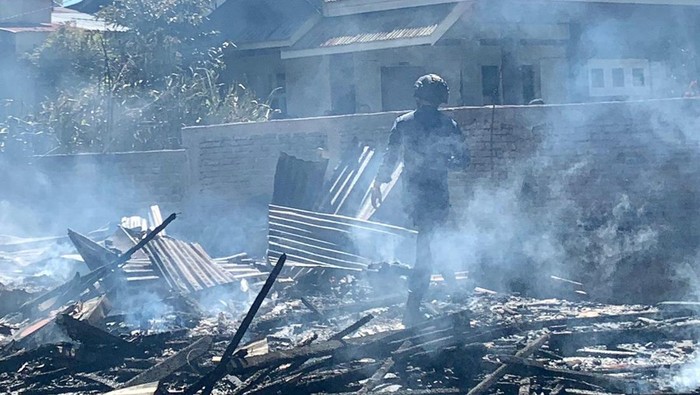 Rumah makan di Gorontalo ludes terbakar.