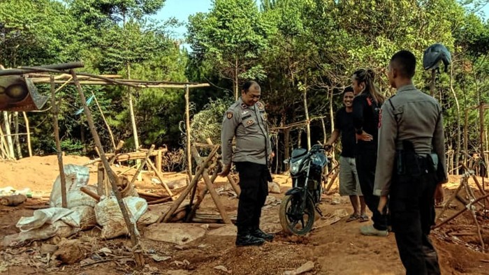 Saat polisi datangi tambang legal di Sukabumi.