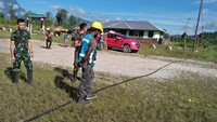 Bantuan pemasangan instalasi listrik ini bermula dari kegiatan rutin komunikasi sosial (Komsos) dimana Danpos berbincang-bincang dengan Kepala Distrik Elelim Bapak Luki Kepno yang mengeluhkan aliran listrik yang ada wilayah Distrik Elelim belum stabil.  