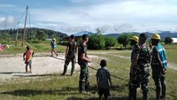 Selanjutnya, Kepala Distrik berkoordinasi dengan Danpos agar dibantu pemasangan tiang listrik dengan bergotong royong.  