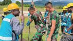 Satgas Yonif Raider 200/BN Bantu Pemasangan Tiang Listrik di Papua
