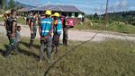 Satgas Yonif Raider 200/BN Bantu Pemasangan Tiang Listrik di Papua