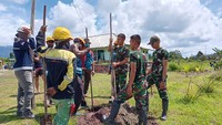Dalam rangka membantu kesulitan masyarakat sekitar, Satgas Yonif Raider 200/BN memberikan bantuan pemasangan tiang listrik dan mengalirkan arus listrik di kantor dan perumahan Distrik Elelim, Kab. Yalimo, Papua Pegunungan, Kamis (1/06/2023).  