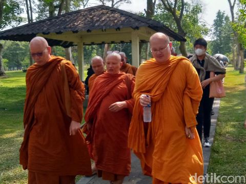 Sebagian biksu Thudong mengunjungi Candi Prambanan dan Candi Sewu di Klaten, Jawa Tengah, Jumat (2/6/2023).