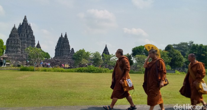 Sebagian biksu Thudong mengunjungi kompleks candi Prambanan, Klaten, Jumat (2/6/2023).