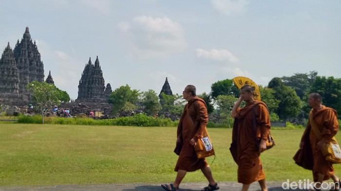 Sebagian biksu Thudong mengunjungi kompleks candi Prambanan, Klaten, Jumat (2/6/2023).