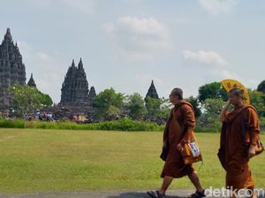 Di Luar Misi, Biksu Thudong Singgahi Candi Prambanan-Sewu di Klaten