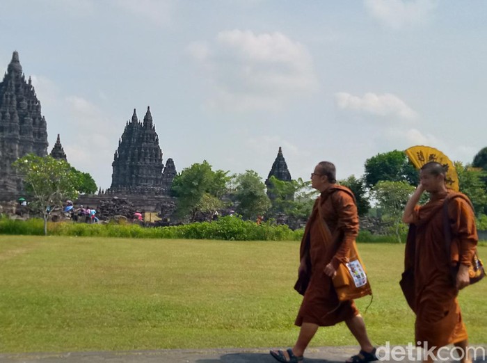 Sebagian biksu Thudong mengunjungi kompleks candi Prambanan, Klaten, Jumat (2/6/2023).