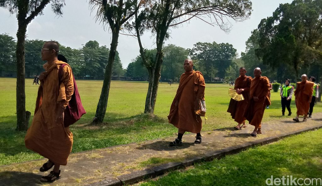 Sebagian biksu Thudong mengunjungi kompleks candi Prambanan, Klaten, Jumat (2/6/2023).