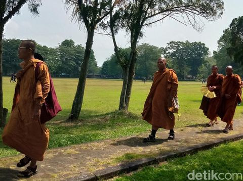 Sebagian biksu Thudong mengunjungi kompleks candi Prambanan, Klaten, Jumat (2/6/2023).