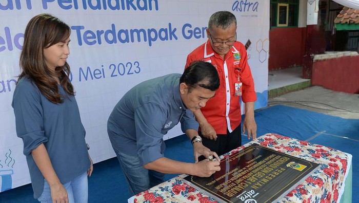 Sekolah yang Hancur Akibat Gempa Cianjur Dibangun Kembali Sejumlah sekolah yang hancur akibat gempa bumi di Cianjur beberpa waktu lalu terus diperbaiki. Salah satunya adalah SDN Gelar 1 Cianjur.