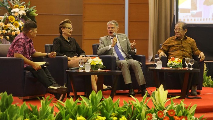 (Kiri-kanan) Mrs. Beata Stoczyńska, Duta Besar Polandia untuk Indonesia, Mr. Nebojša Koharović, Duta Besar Kroasia untuk Indonesia,  Mr. Foster Gultom, Advisor for ASEAN Corporation Kementerian Luar Negeri, hadir dalam diskusi membahas Kepemimpinan Indonesia di ASEAN dalam rangka Dies Natalis ke-63, Jakarta, Jumat (2/6/2023).