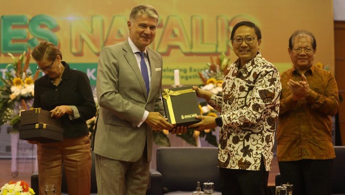 (Kiri-kanan) Mrs. Beata Stoczyńska, Duta Besar Polandia untuk Indonesia, Mr. Nebojša Koharović, Duta Besar Kroasia untuk Indonesia, Mr. Foster Gultom, Advisor for ASEAN Corporation Kementerian Luar Negeri, hadir dalam diskusi membahas Kepemimpinan Indonesia di ASEAN dalam rangka Dies Natalis ke-63, Jakarta, Jumat (2/6/2023).