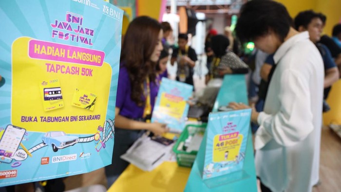 BNI menghadirkan sejumlah keseruan untuk pengunjung Java Jazz Festival 2023. Keseruan tersebut antara lain BNI Mystery Box yang berisikan hadiah menarik hingga aktivasi BNI Mobile Banking berhadiah iPhone 14 Pro Max