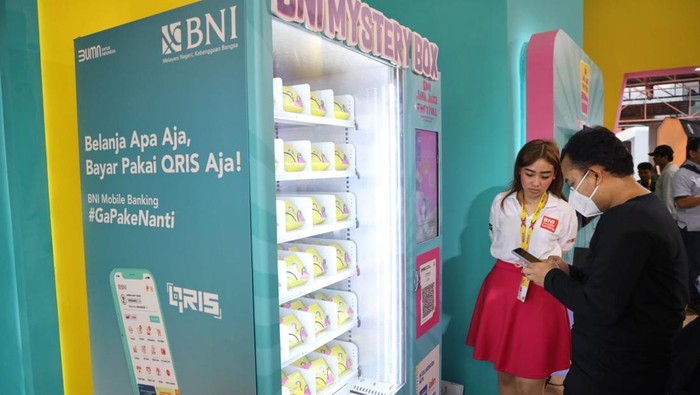 Seru! BNI Hadirkan Mystery Box-Hadiah iPhone 14 di Java Jazz 2023 BNI menghadirkan sejumlah keseruan untuk pengunjung Java Jazz Festival 2023. Keseruan tersebut antara lain BNI Mystery Box yang berisikan hadiah menarik hingga aktivasi BNI Mobile Banking berhadiah iPhone 14 Pro Max