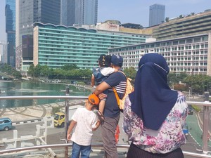 Long Weekend, Warga Ramai-ramai Foto di Anjungan Halte TJ Bundaran HI