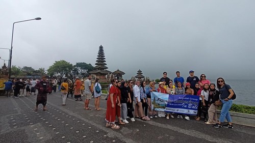 Suasana kunjungan wisatawan di objek wisata Ulundanu Beratan pada Jumat (2/6/2023). (chairul amri simabur/detikBali)