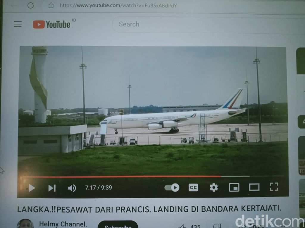 Tangkapan layar video kedatangan pesawat A340 di Kertajati dari akun Youtube Helmy Channel