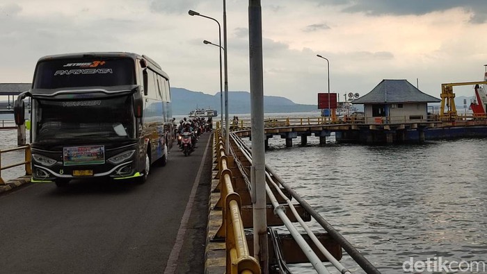 Terjadi peningkatan kendaraan di Pelabuhan Ketapang Banyuwangi