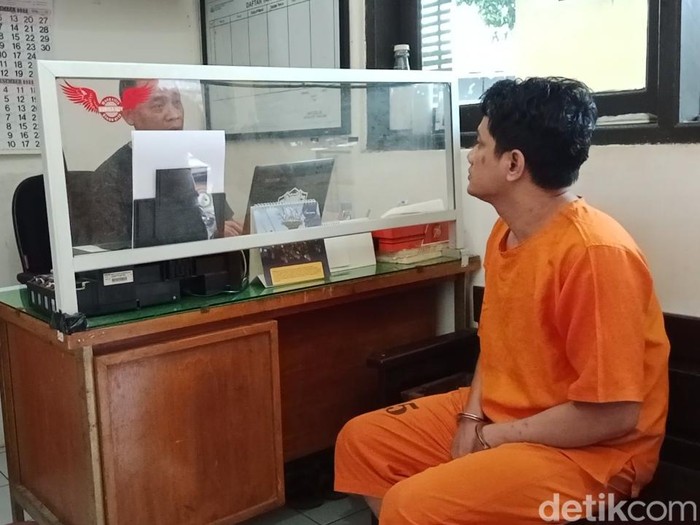Tersangka penganiaya wanita pemandu lagu di Kabupaten Batang hingga tewas, AP (36) saat diperiksa di Mapolres Batang, Jumat (2/6/2023).