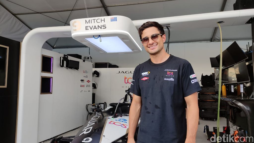 Tim Jaguar TCS di Formula E Jakarta 2023.