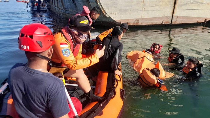 Tim SAR menemukan ABK Kapal Keruk KTM 1002 Over Barge bernama Tahang (29) dalam kondisi tewas tenggelam di laut sekitar wilayah Pelabuhan Paotere Makassar, Sulawesi Selatan (Sulsel).