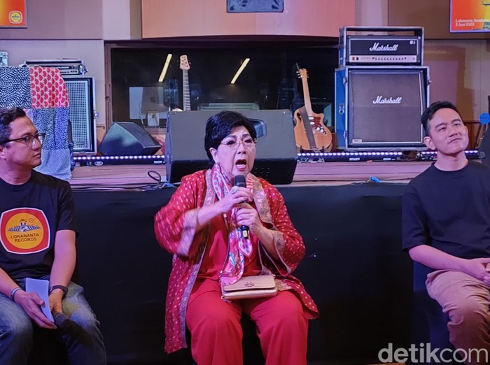 Titiek Puspa (tengah) dan Wali Kota Solo Gibran Rakabuming Raka (kanan) saat jumpa pers di Lokananta Solo, Jumat (2/6/2023).