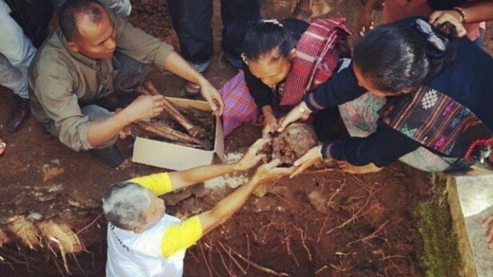 Tradisi mangongkal holi ata membongkar makam (Dok. Taman Budaya Sumut)