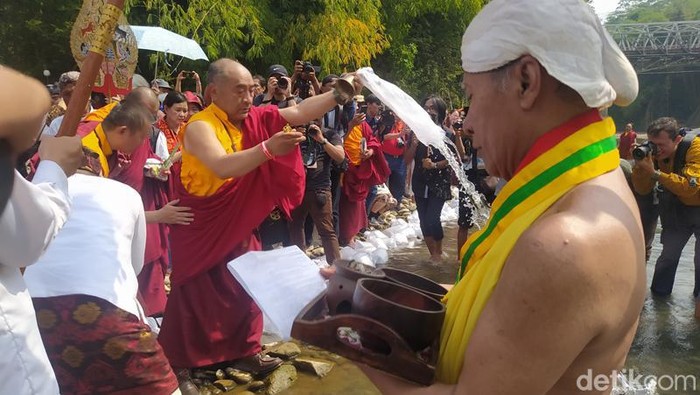 Umat Buddha melepas ribuan ikan ke Kali Progo dalam Festival Merti Karuna Bumi di Magelang, Jumat (2/6/2023).