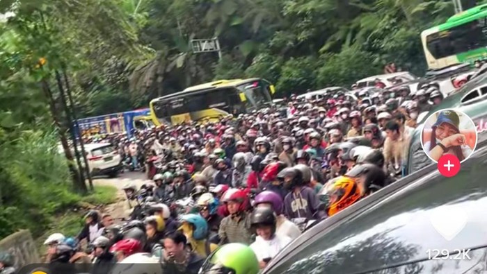 Video yang bernarasi suasana macet parah di Jl Raya Puncak, Bogor, Jawa Barat, viral di media sosial. Polisi menyebut video tersebut video lama yang di-posting ulang.