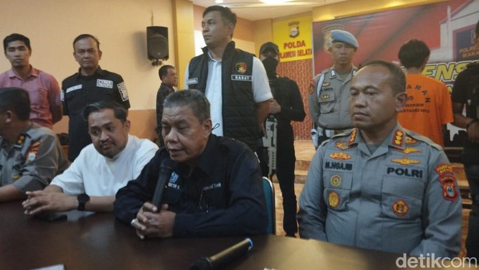 Wakil Rektor III Unismuh Makassar Muhammad Tahir saat rilis kasus pengeroyokan mahasiswa di Polrestabes Makassar.