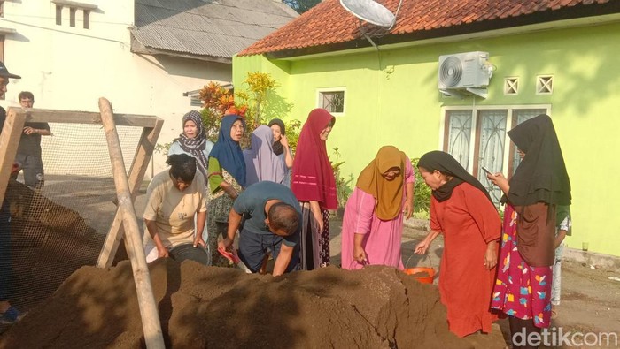Warga gotong royong bangun madrasah.