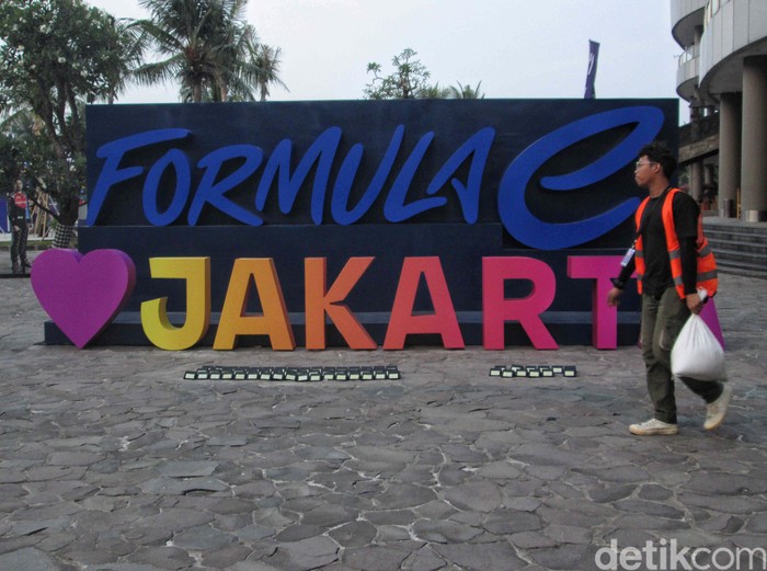 Ajang balap Formula E Jakarta akan digelar besok. Yuk kita ramaikan.
