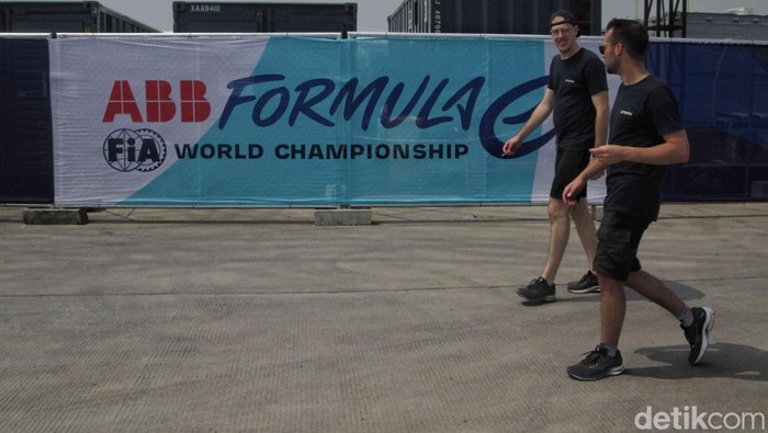 Ajang balap Formula E Jakarta akan digelar besok. Yuk kita ramaikan.