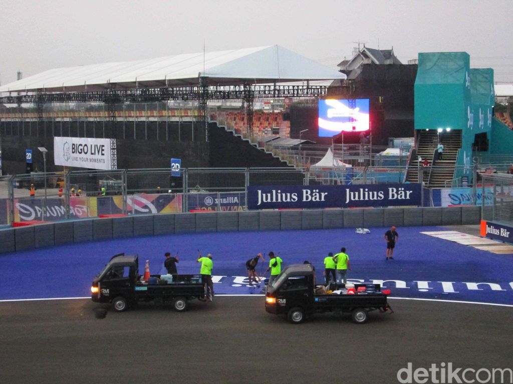 Ajang balap Formula E Jakarta akan digelar besok. Yuk kita ramaikan.