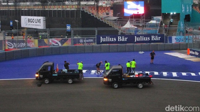 Ajang balap Formula E Jakarta akan digelar besok. Yuk kita ramaikan.