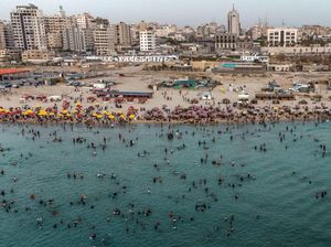 Gelombang Panas Bikin Warga Palestina Serbu Pantai di Gaza