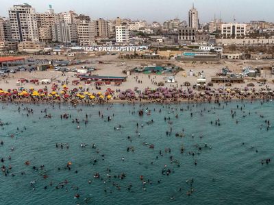 Gelombang Panas Bikin Warga Palestina Serbu Pantai di Gaza