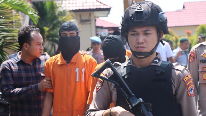 Seorang residivis berinisial JM membunuh pria berinisial AR saat korban dan sejumlah rekannya hendak membawa JM ke polsek. JM diduga hendak memperkosa anak AR.